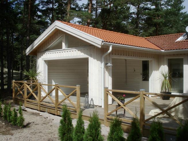 Takpannor och panel på plats. Staket monterat.