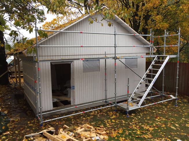 Gavelpanelen färdigspikad.