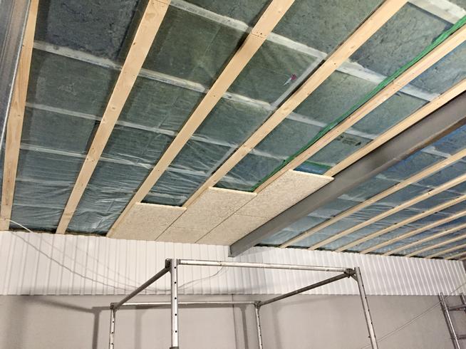 Påbörjat montering av Träullit Agro, en ljudabsorberande innertaksskiva för stallmiljö.