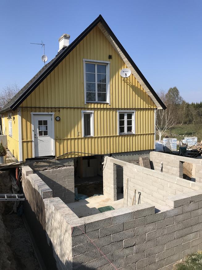 Källargolvet är gjutit och de murade väggarna är uppe.