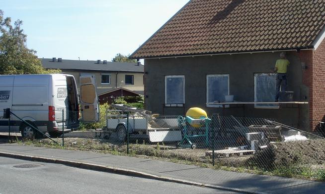 Skyltfönstren är igenmurade och 3 nya vridfönster monterade.
