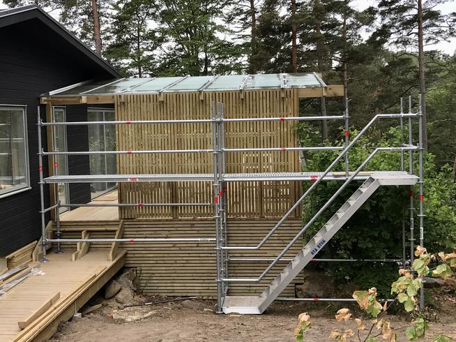 Glastaket över uteplatsen är klart.