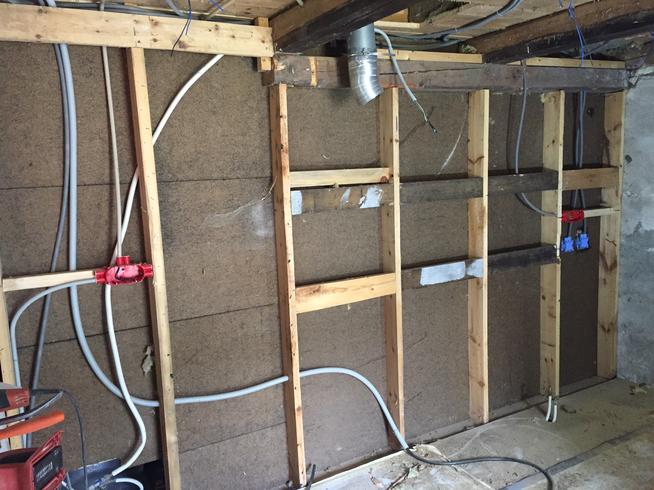 Här har vi rivit en vägg för att dra ny el inför en köksrenovering.