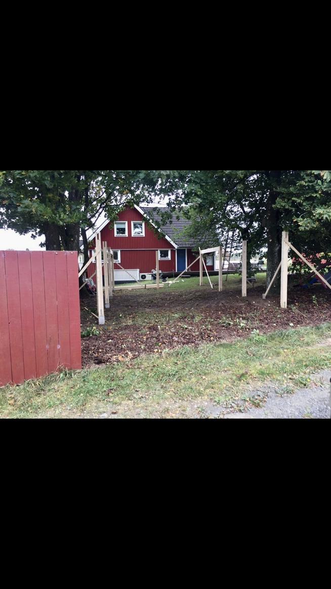 Här skall byggas en stor carport med tillhörande förråd.